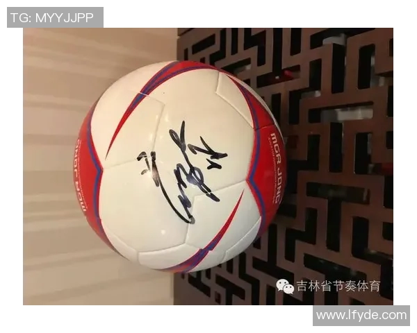 中国足球明星签名照片展示球员独特魅力与风采助力足球文化传承